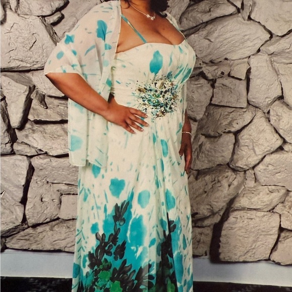 Stunning Couture gown with small train. - Picture 7 of 7